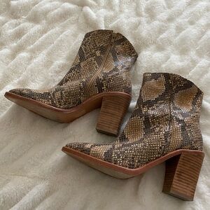 FREE PEOPLE LEATHER SNAKE PRINT BOOTIES, LEATHER SOLES & HEELS, 37 /7